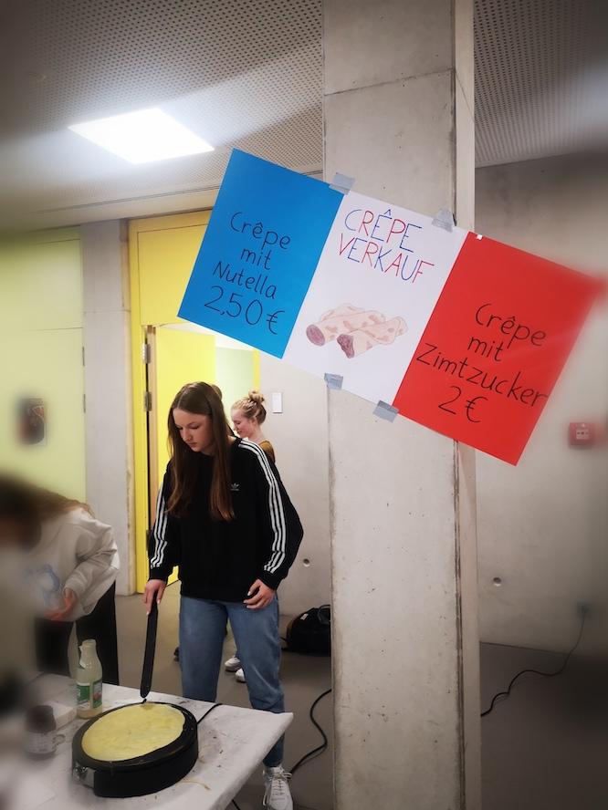 2023-01-26-DFTag-2CrepesverkaufAlina-EhrenfriedSvenja-Munzert