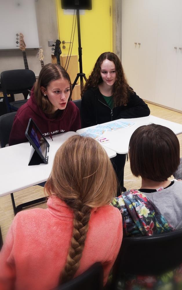 2023-01-26-DFTag-7SprachkursLeni-DehlingSimona-Richter10a