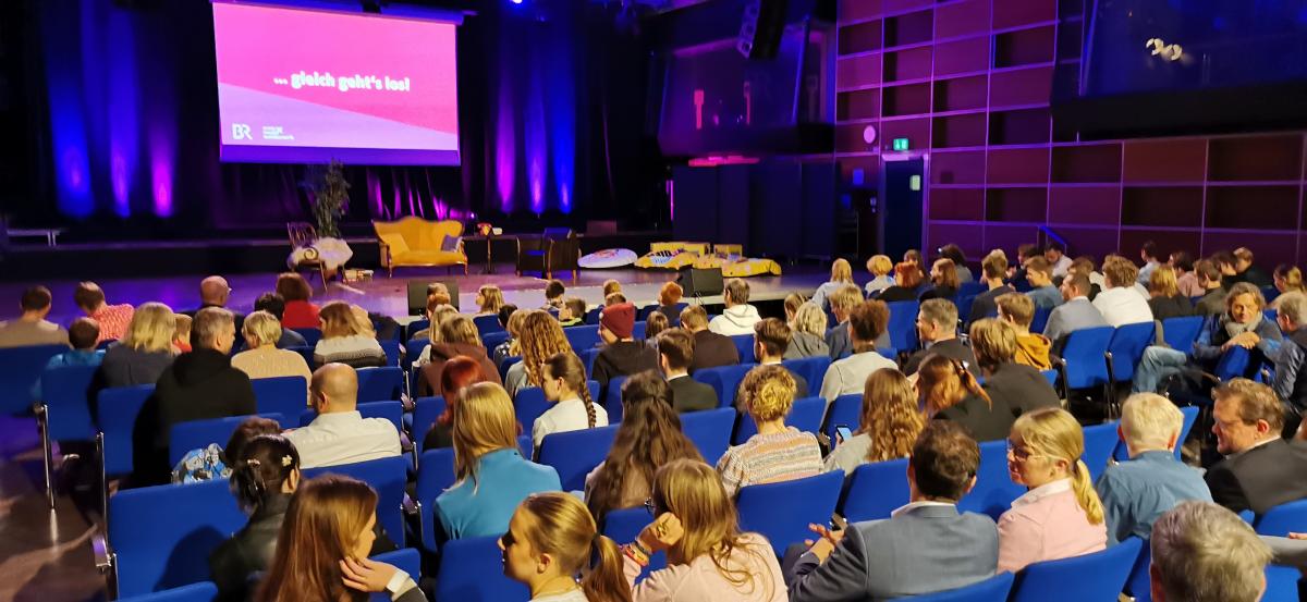 03Etwa-200-Personen-bildeten-das-Publikum