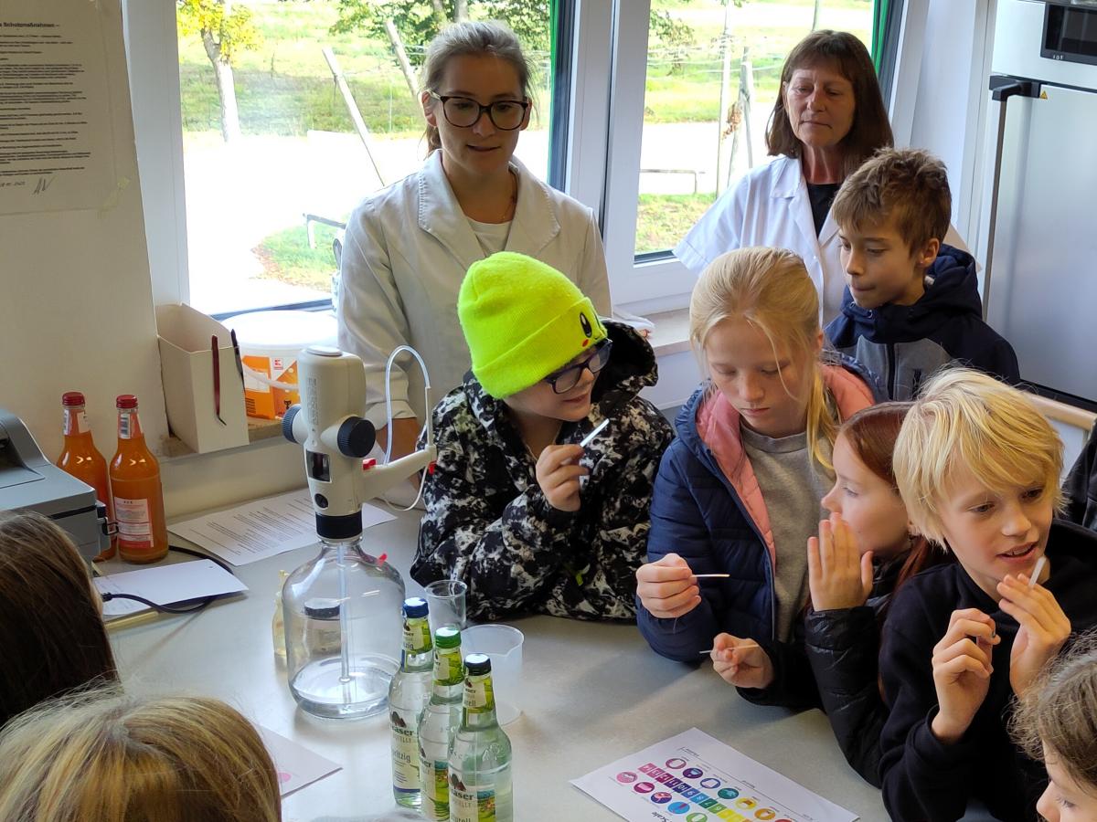Besuch-des-Labors---Pyraser-Brauerei